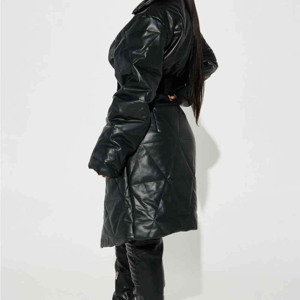 Black Leather Jacket with Fitted Silhouette and Wide Collar